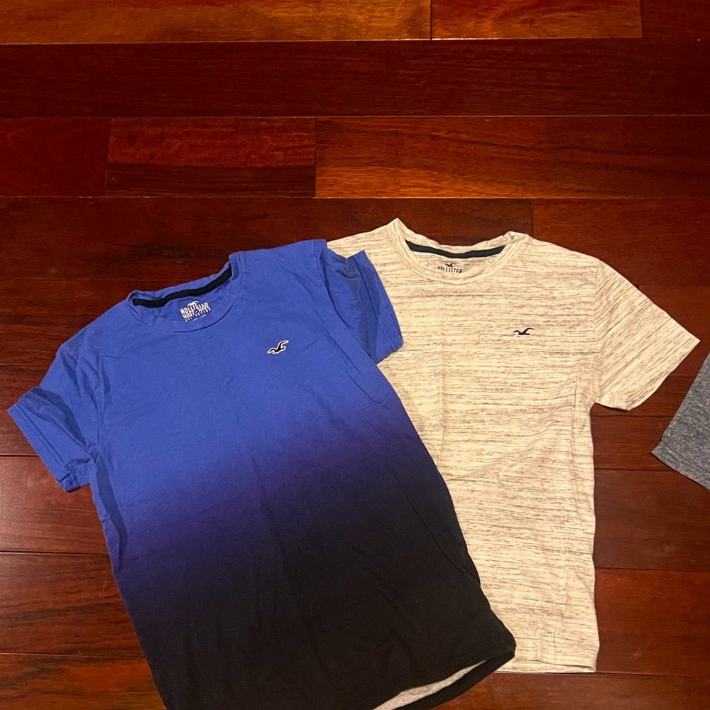 Boys crewneck T-shirts. Size S and XS. Hollister